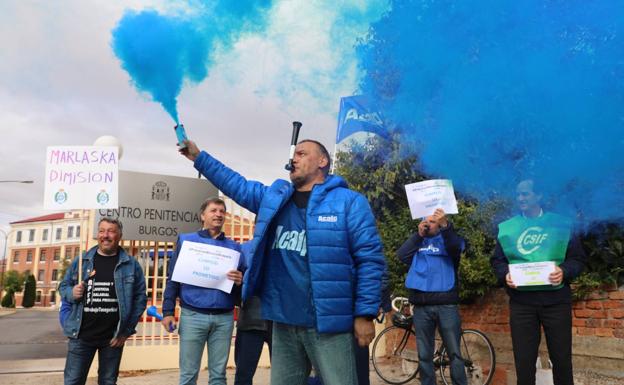 Dos docenas de trabajadores se han concentrado esta mañana a la entrada de la cárcel. 