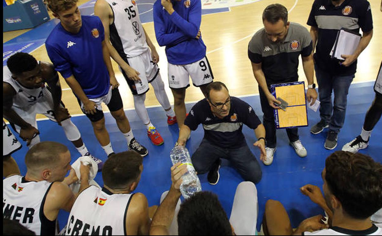 Diego Ocampo dirigiendo a sus jugadores. 