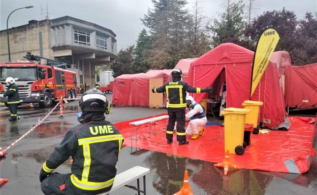 Imagen principal - Imágenes del simulacro realizado por la UME y el GIETMA en la centra nuclear de Garoña