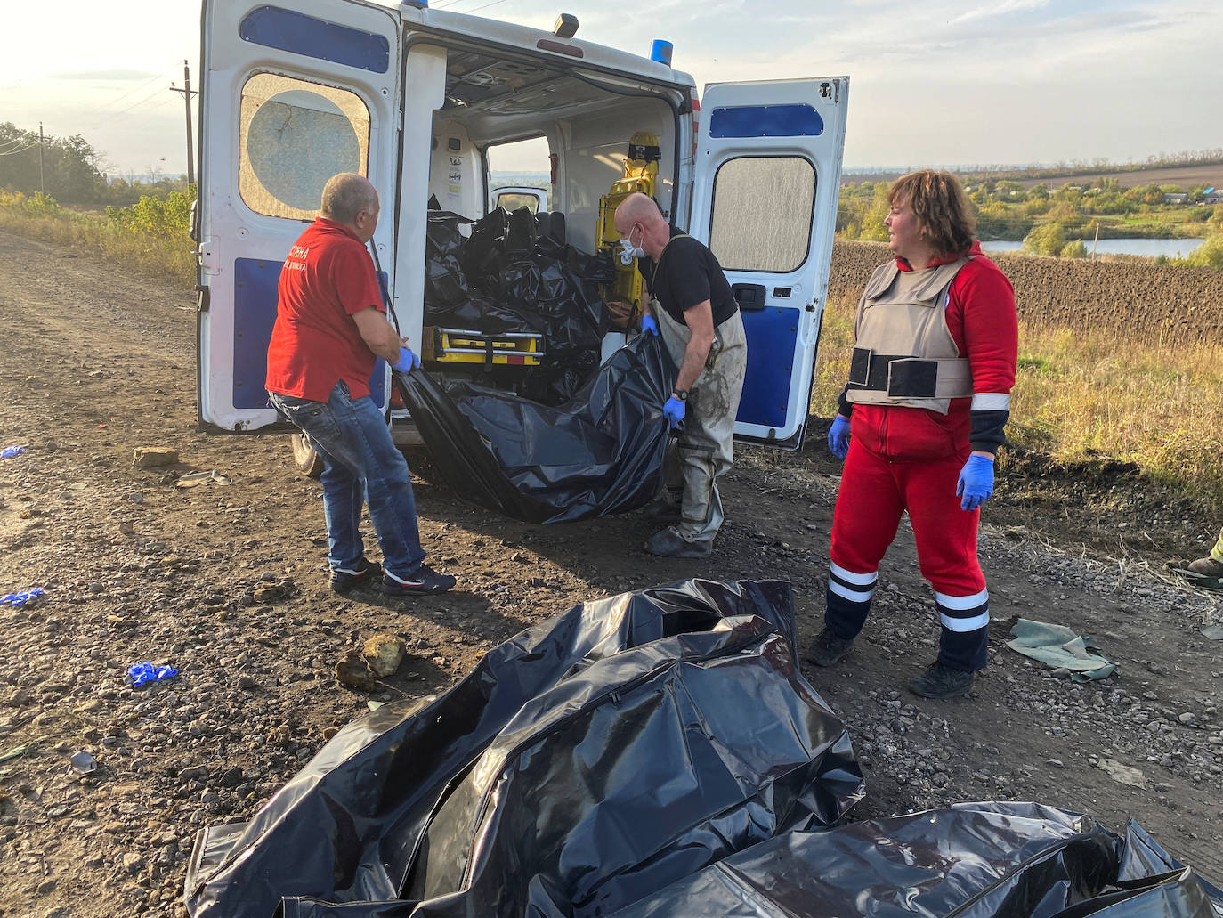 Fotos: Ucrania denuncia al menos 20 muertos en un nuevo ataque a un convoy humanitario en Kupiansk