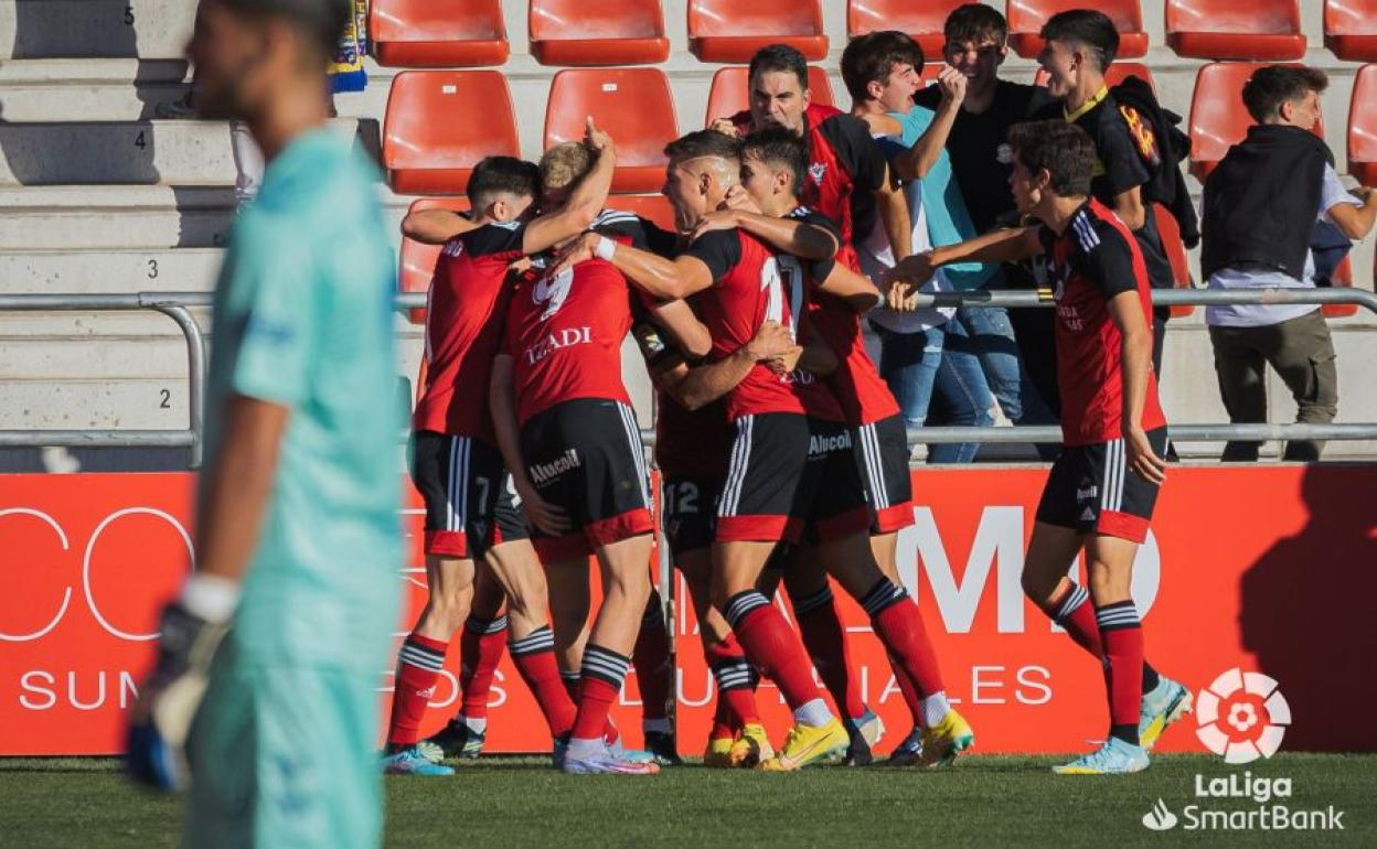 El Mirandés celebró el empate ante el líder. 