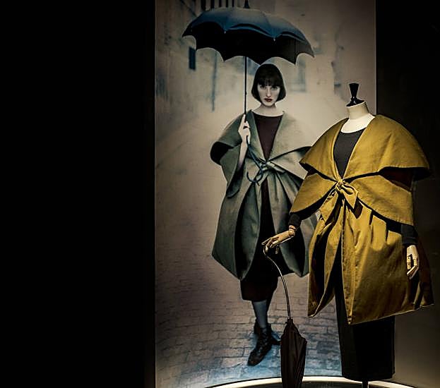 Imagen de uno de los estilismo de Sybilla expuesto en la muestra. 