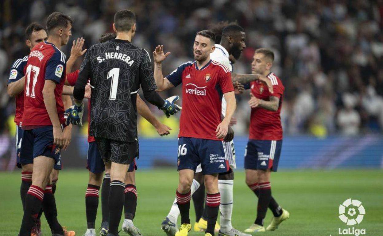 El portero mirandés de Osasuna, Sergio Herrera, felicita a sus compañeros por el empate logrado ante el Real Madrid en el Bernabéu