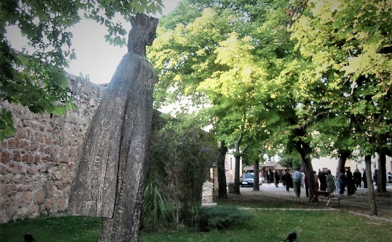 Estatua de la princesa Kristina en Covarrubias, frente a la colegiata que alberga su sarcófago. 