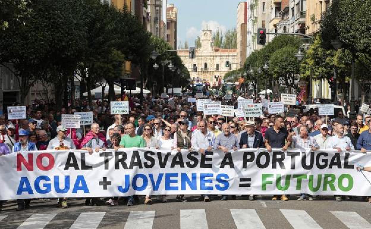 Los manifestantes en las calles de León, pidiendo que se evitara el envío de agua a Portugal. 