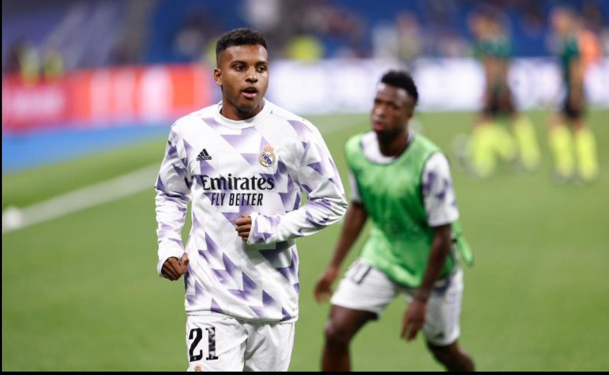 Rodrygo y Vinicius, calentando antes del partido que midió al Real Madrid con el Shakhtar. 