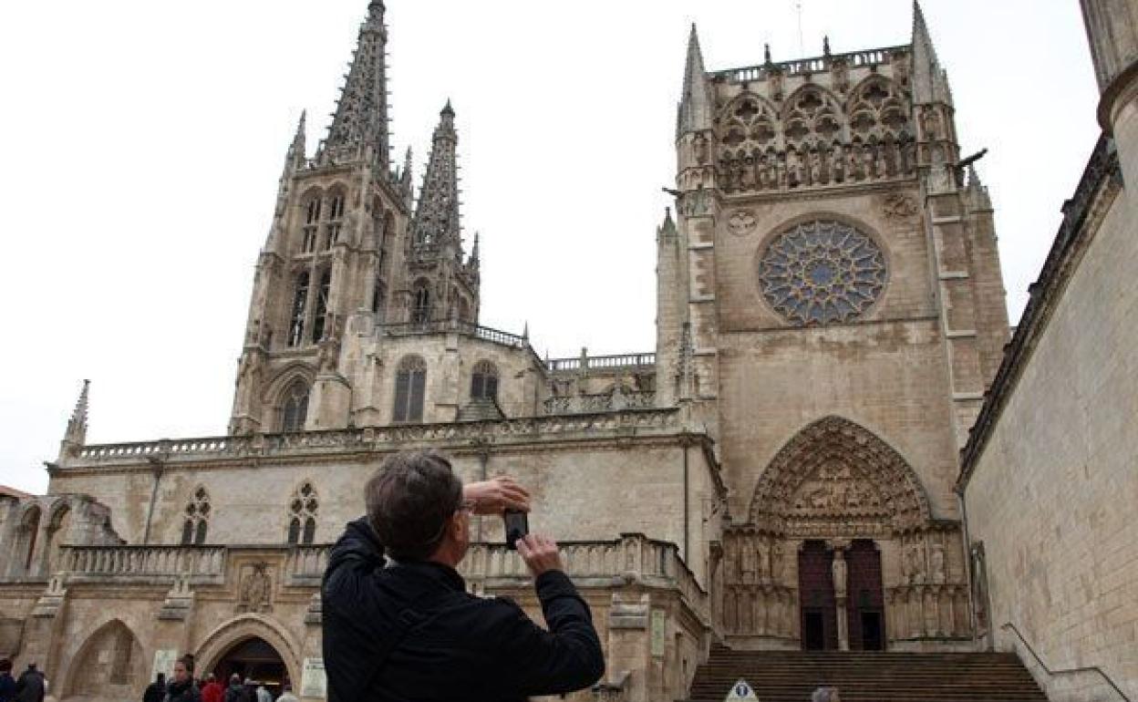 Un turista fotografía la Catedral de Burgos