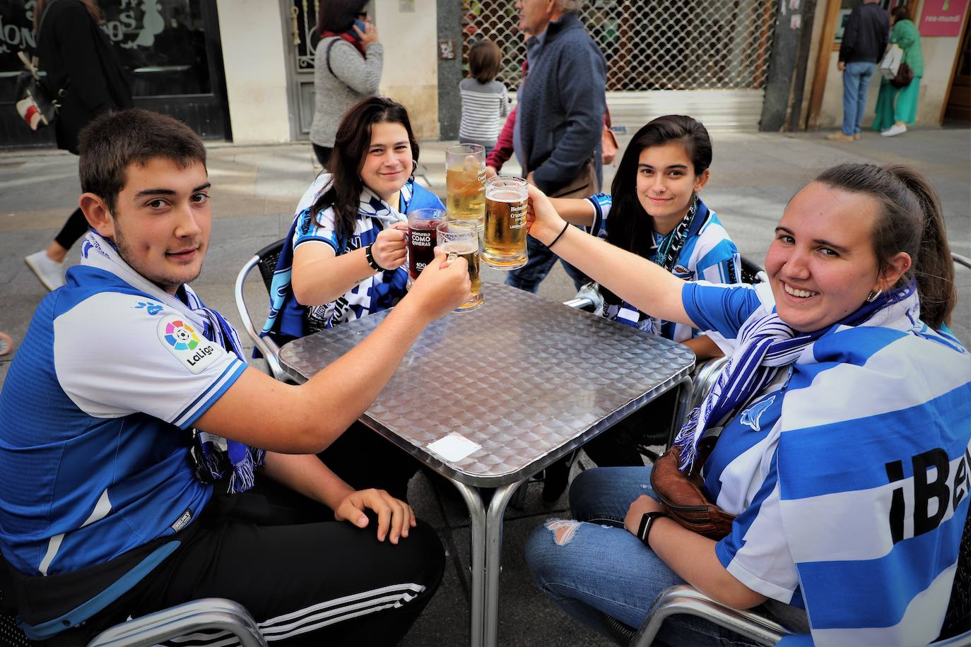 Fotos: Miles de gloriosos se preparan en Burgos para recibir al Alavés