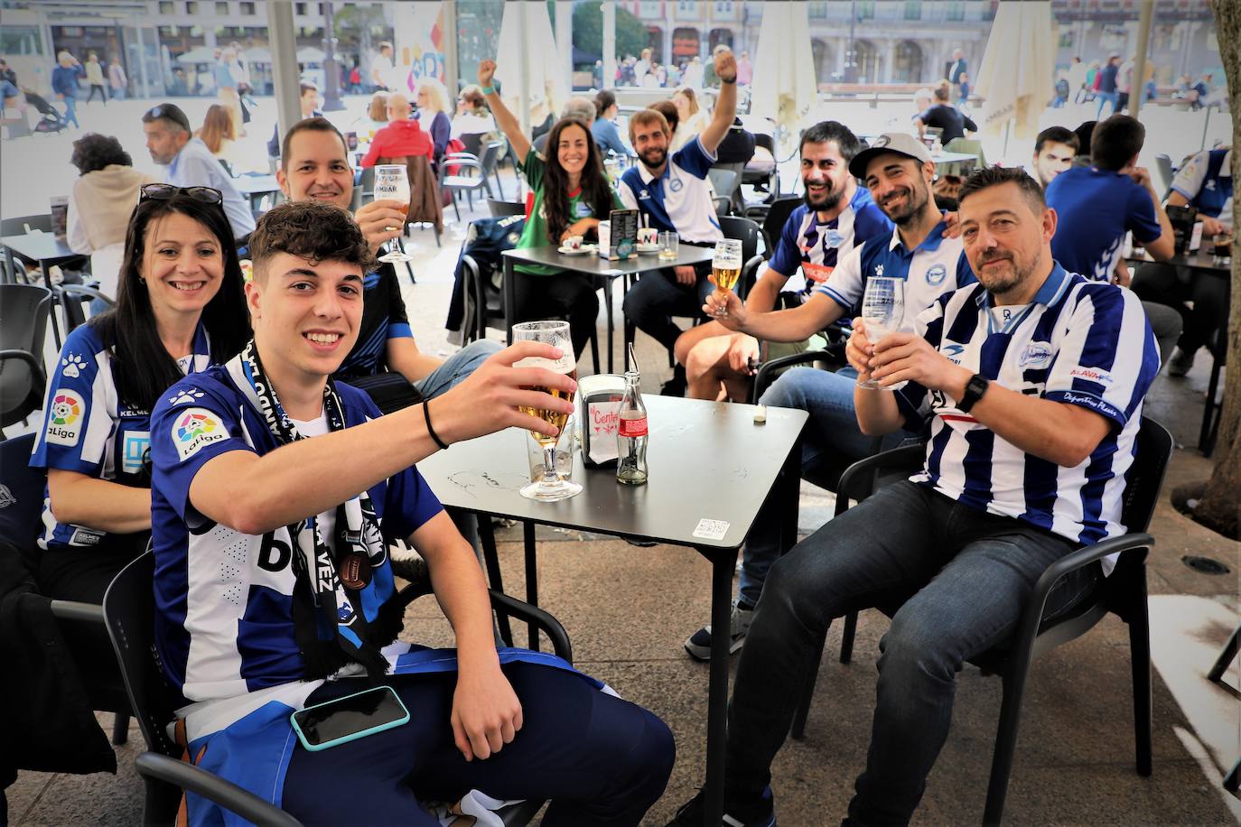 Fotos: Miles de gloriosos se preparan en Burgos para recibir al Alavés