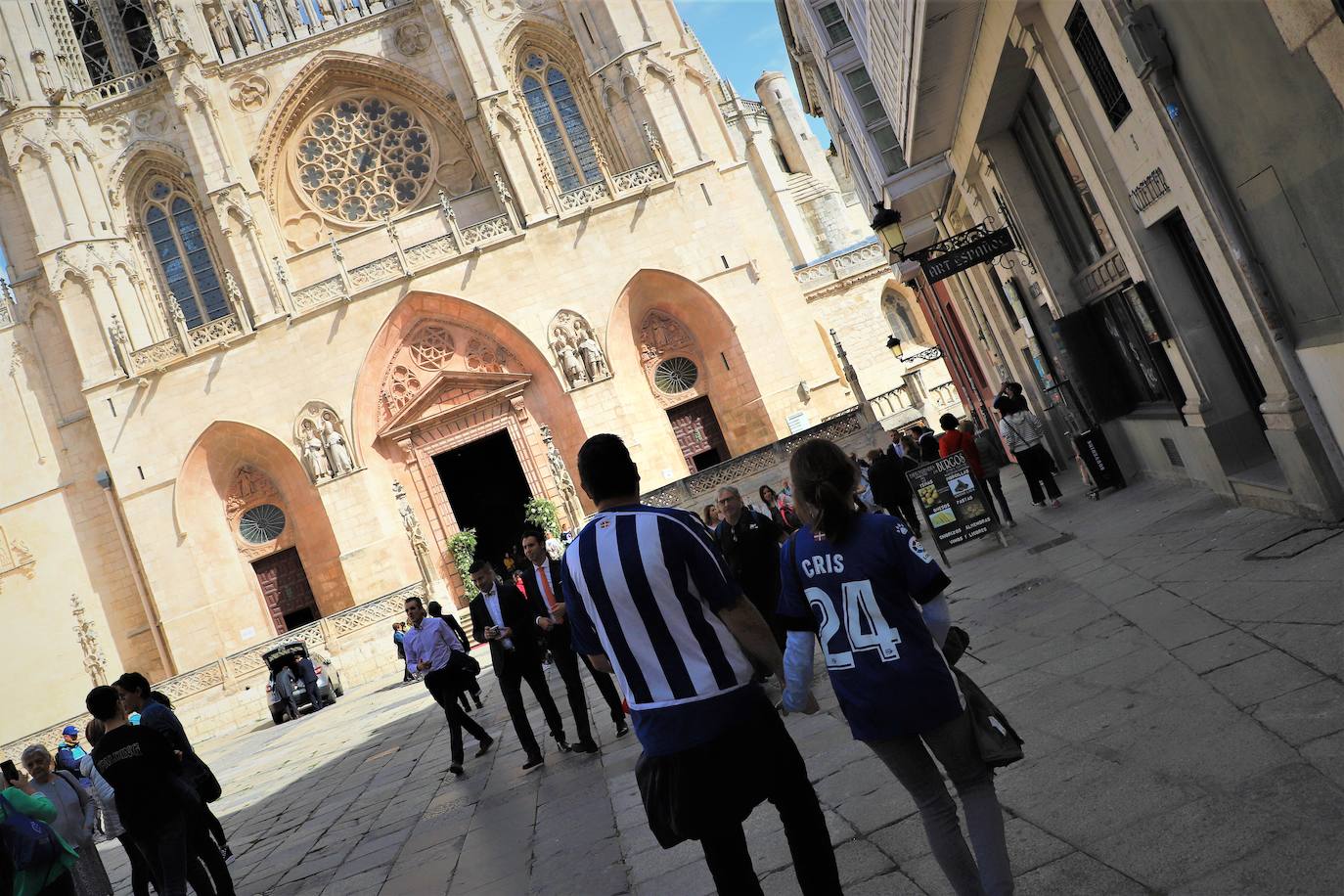 Fotos: Miles de gloriosos se preparan en Burgos para recibir al Alavés