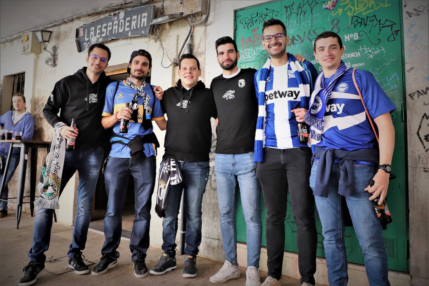 Fotos: Miles de gloriosos se preparan en Burgos para recibir al Alavés