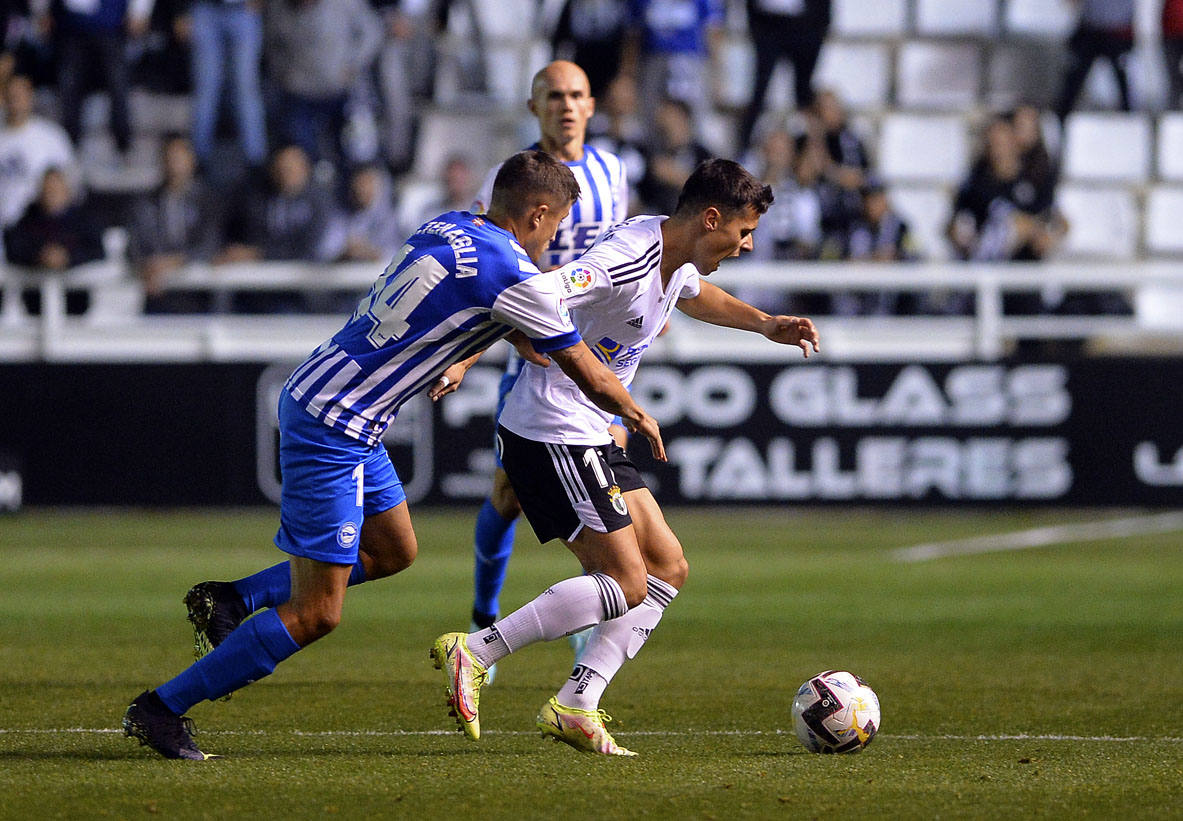 Imágnes de la goleada del Burgos CF ante el Deportivo Alavés en El Plantío