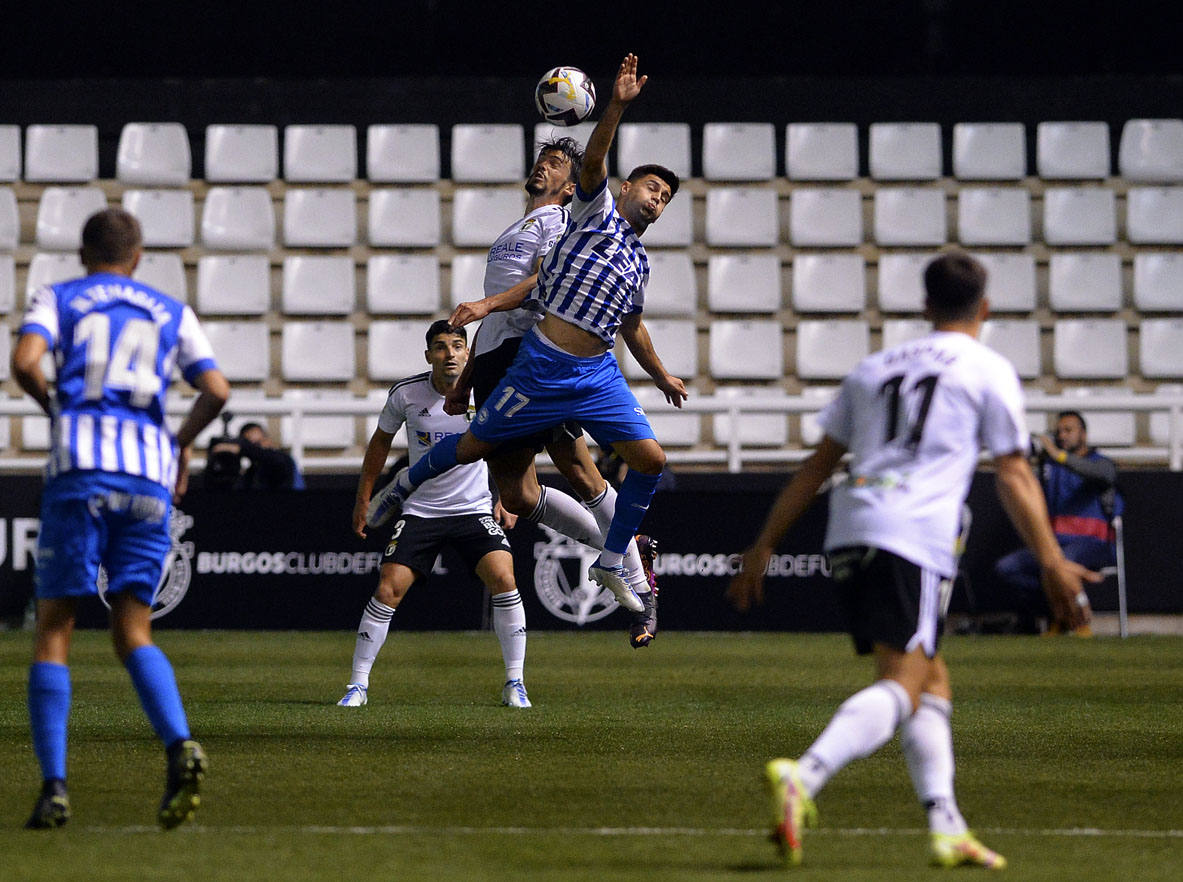 Imágnes de la goleada del Burgos CF ante el Deportivo Alavés en El Plantío