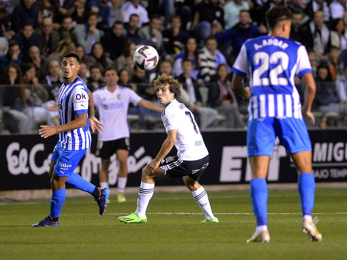 Imágnes de la goleada del Burgos CF ante el Deportivo Alavés en El Plantío