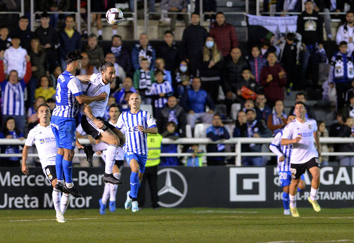 Imágnes de la goleada del Burgos CF ante el Deportivo Alavés en El Plantío