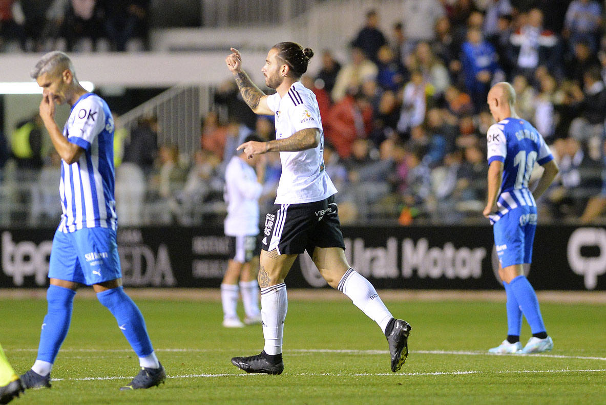 Imágnes de la goleada del Burgos CF ante el Deportivo Alavés en El Plantío