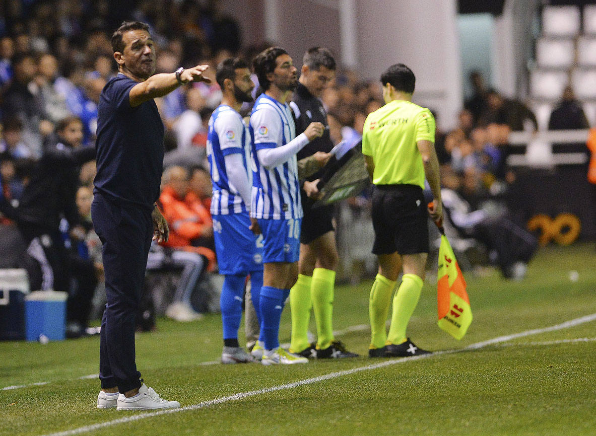 Imágnes de la goleada del Burgos CF ante el Deportivo Alavés en El Plantío