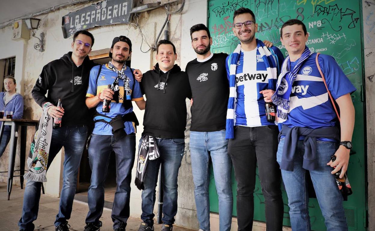 Las aficiones del Burgos CF y el Alavés han convivido en un ambiente festivo en Burgos en las horas previas al partido. 