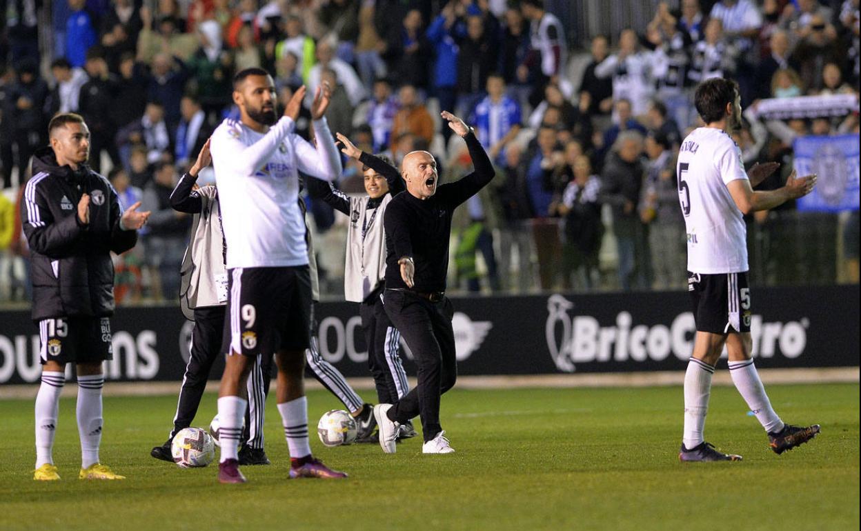 Calero, eufórico, celebra la victoria ante el Alavés con la afición sobre el césped de El Plantío