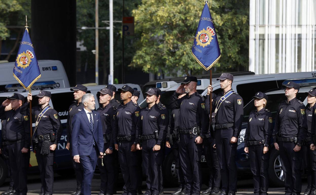 El ministro Fernando Grande Marlaska preside un acto de la Policía Nacional. 