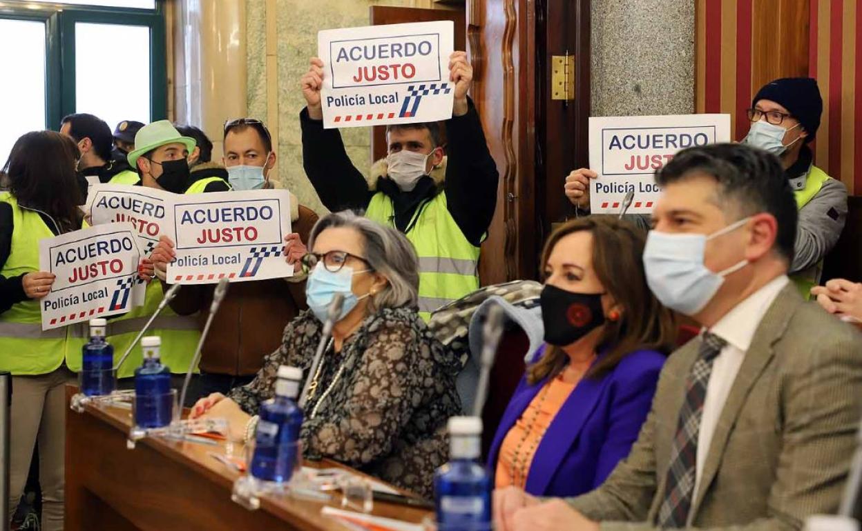 En marzo, la Policía Local se manifestó en el pleno de Burgos.