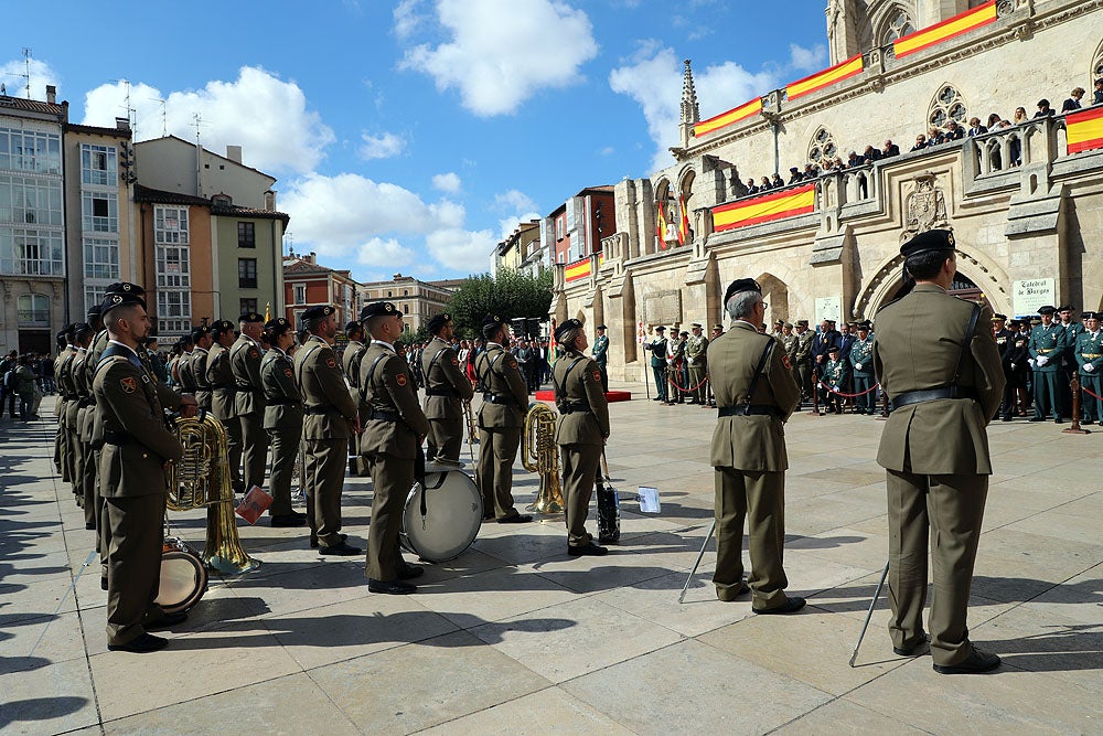 Fotos: La Guardia Civil celebra la Virgen del Pilar a los pies de la Catedral de Burgos