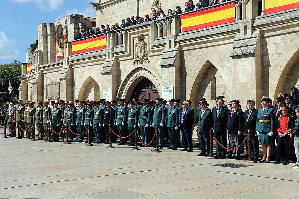 Fotos: La Guardia Civil celebra la Virgen del Pilar a los pies de la Catedral de Burgos