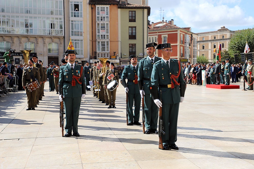 Fotos: La Guardia Civil celebra la Virgen del Pilar a los pies de la Catedral de Burgos