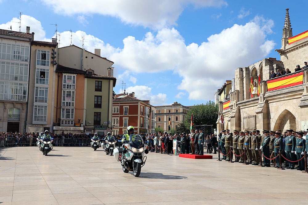 Fotos: La Guardia Civil celebra la Virgen del Pilar a los pies de la Catedral de Burgos