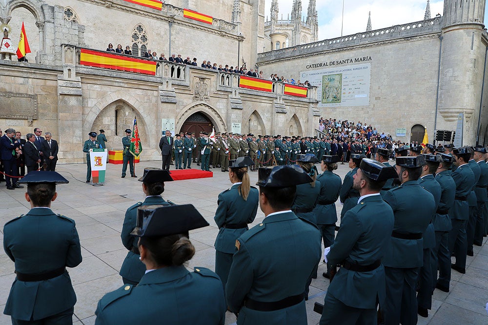 Fotos: La Guardia Civil celebra la Virgen del Pilar a los pies de la Catedral de Burgos