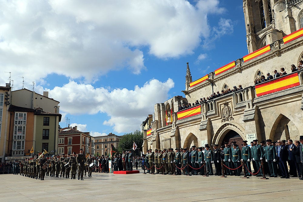 Fotos: La Guardia Civil celebra la Virgen del Pilar a los pies de la Catedral de Burgos