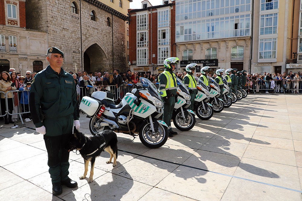 Fotos: La Guardia Civil celebra la Virgen del Pilar a los pies de la Catedral de Burgos