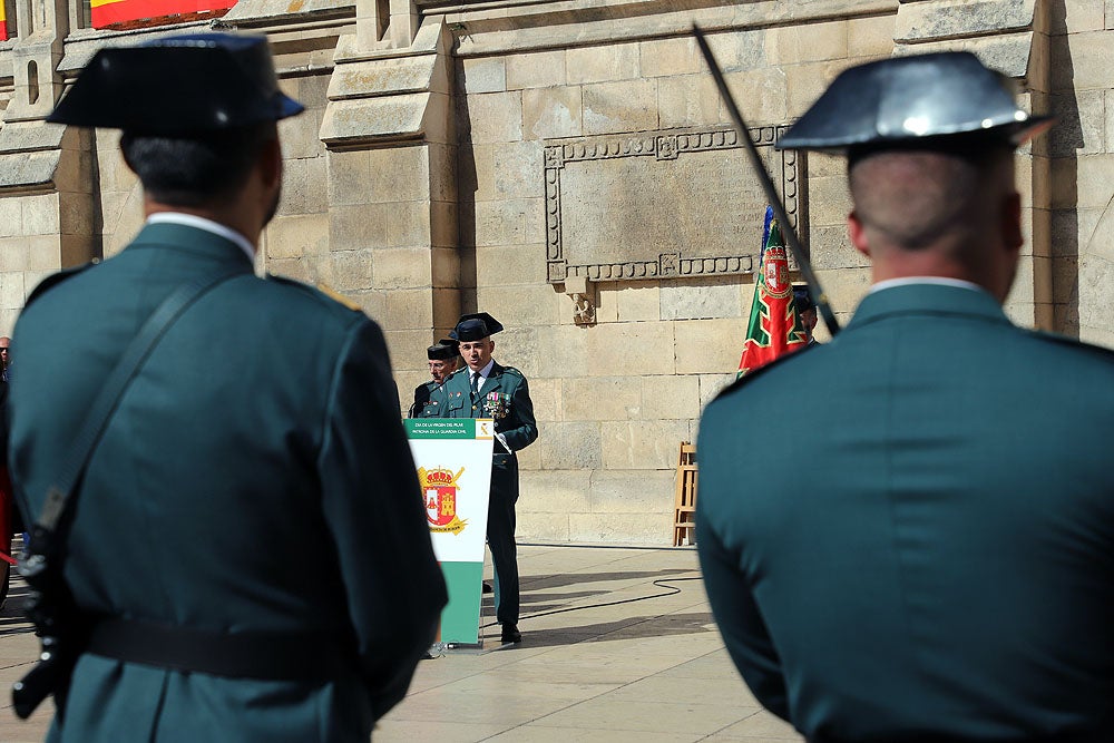 Fotos: La Guardia Civil celebra la Virgen del Pilar a los pies de la Catedral de Burgos