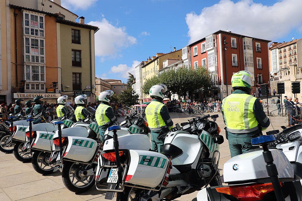 Fotos: La Guardia Civil celebra la Virgen del Pilar a los pies de la Catedral de Burgos