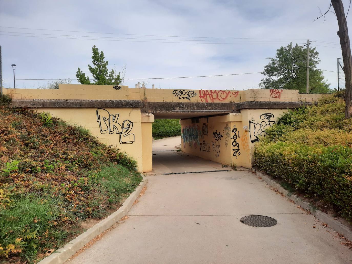 Antes y después de los espacios repintados con murales de 'Acupuntura Urbana'