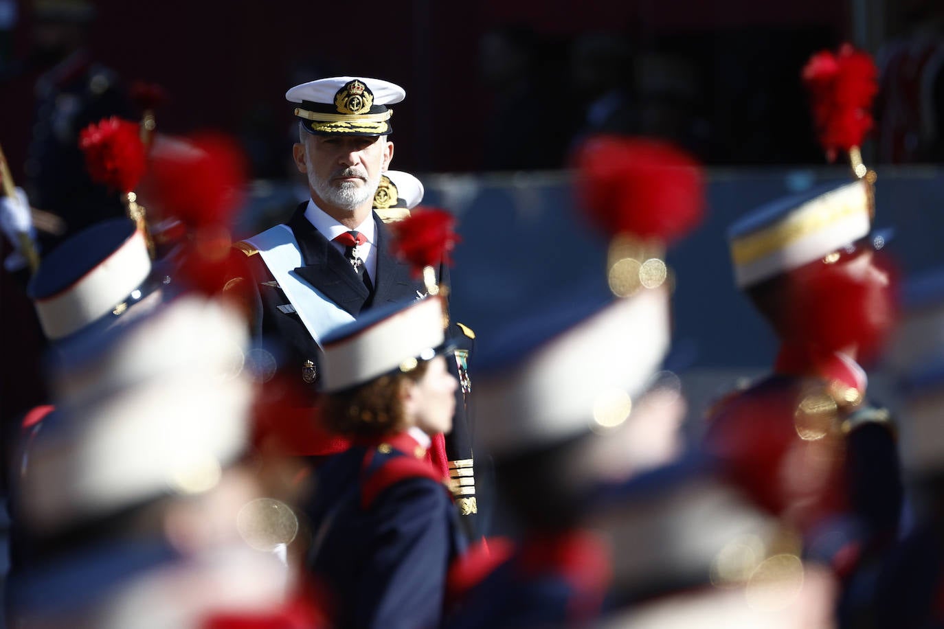 El Rey observa el paso de Guardia Real.