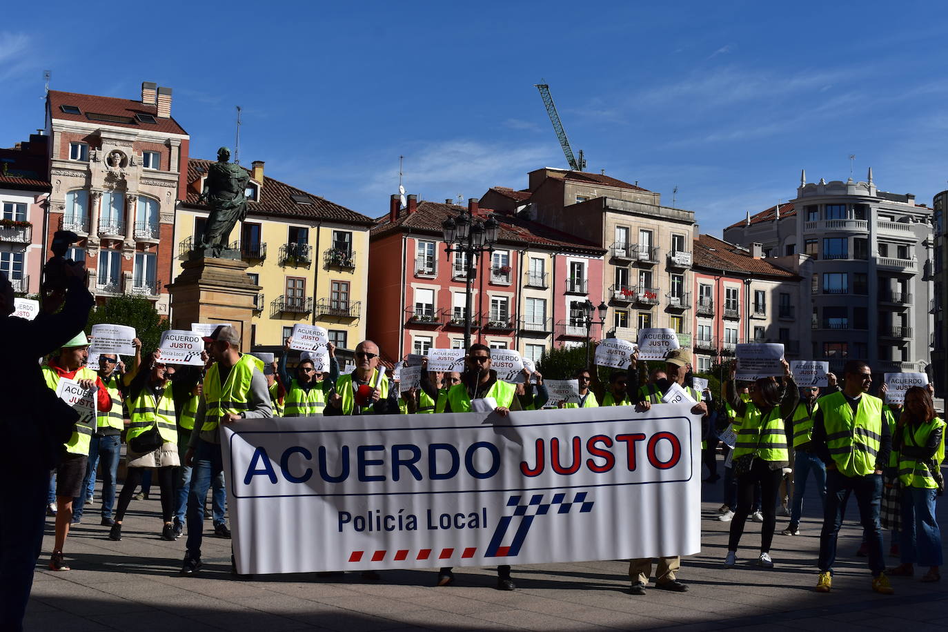 Fotos: La Policía Local de Burgos protesta frente al Ayuntamiento