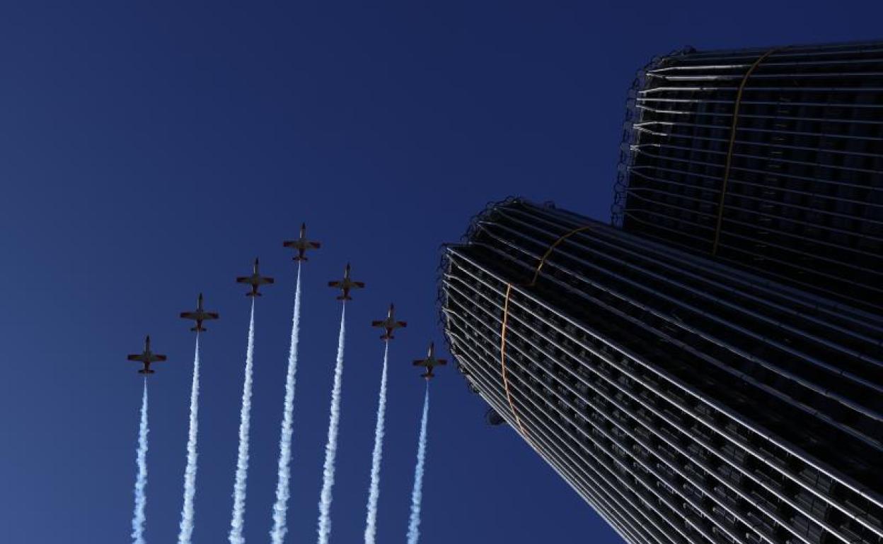 La Patrulla Águila participa en el desfile del Día de la Fiesta Nacional.