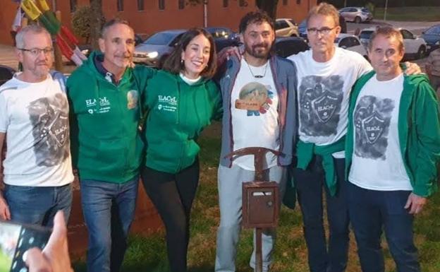 Mikel, afectado de ELA y María Martín, técnico de ELACYL, en la presentación del documental 'La Roca' en Zalla este martes 11 de octubre