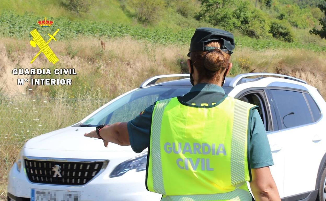 Tras la identificación, la Guardia Civil relaciona a los dos operarios con otras estafas. 