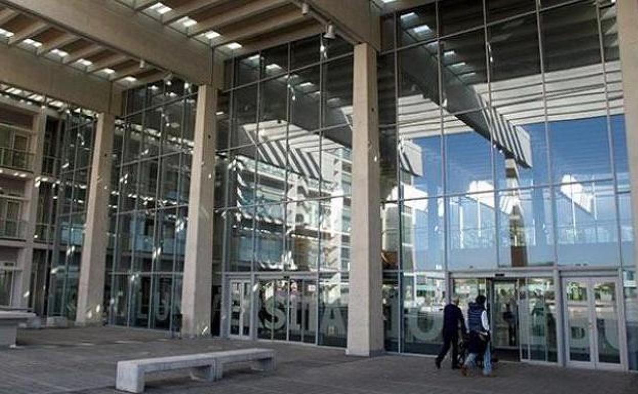 Entrada al Hospital Universitario de Burgos. 