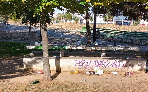 Los vecinos denuncian el estado «lamentable» del parque del antiguo hangar tras el botellón