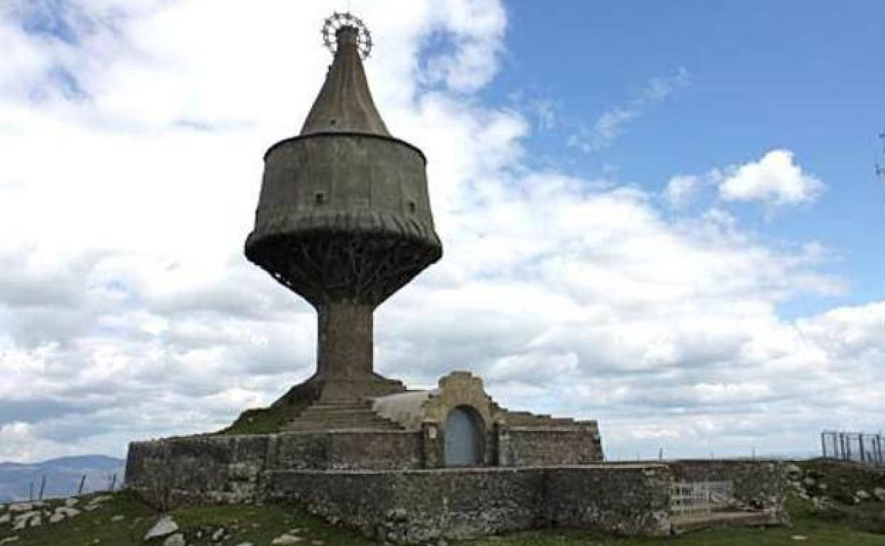 El monumento de hormigón armado a la Virgen de la Antigua ubicado en el alto de la peña de Orduña.