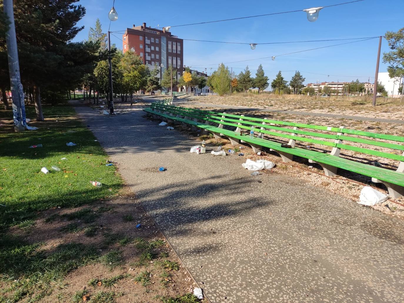 Fotos: Los estragos del botellón en el parque del antiguo hangar de Burgos