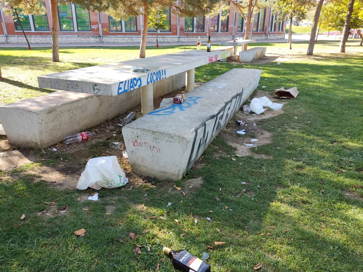 Fotos: Los estragos del botellón en el parque del antiguo hangar de Burgos