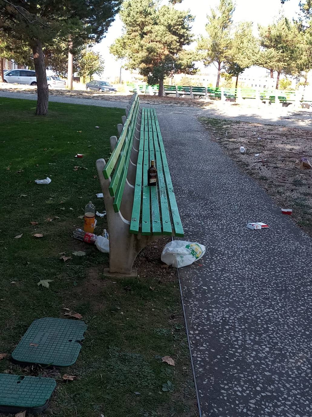 Fotos: Los estragos del botellón en el parque del antiguo hangar de Burgos