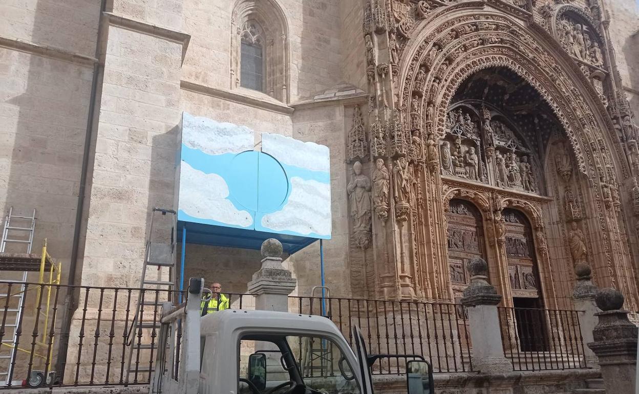 Preparan la Bajada del Ángel en la iglesia de Santa María en pleno mes de octubre.