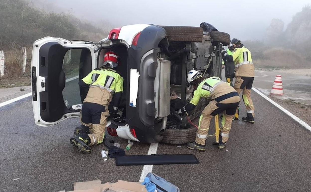 Los Bomberos trabajan para excarcelar al conductor atrapado tras el vuelco de un turismo en Peñahorada