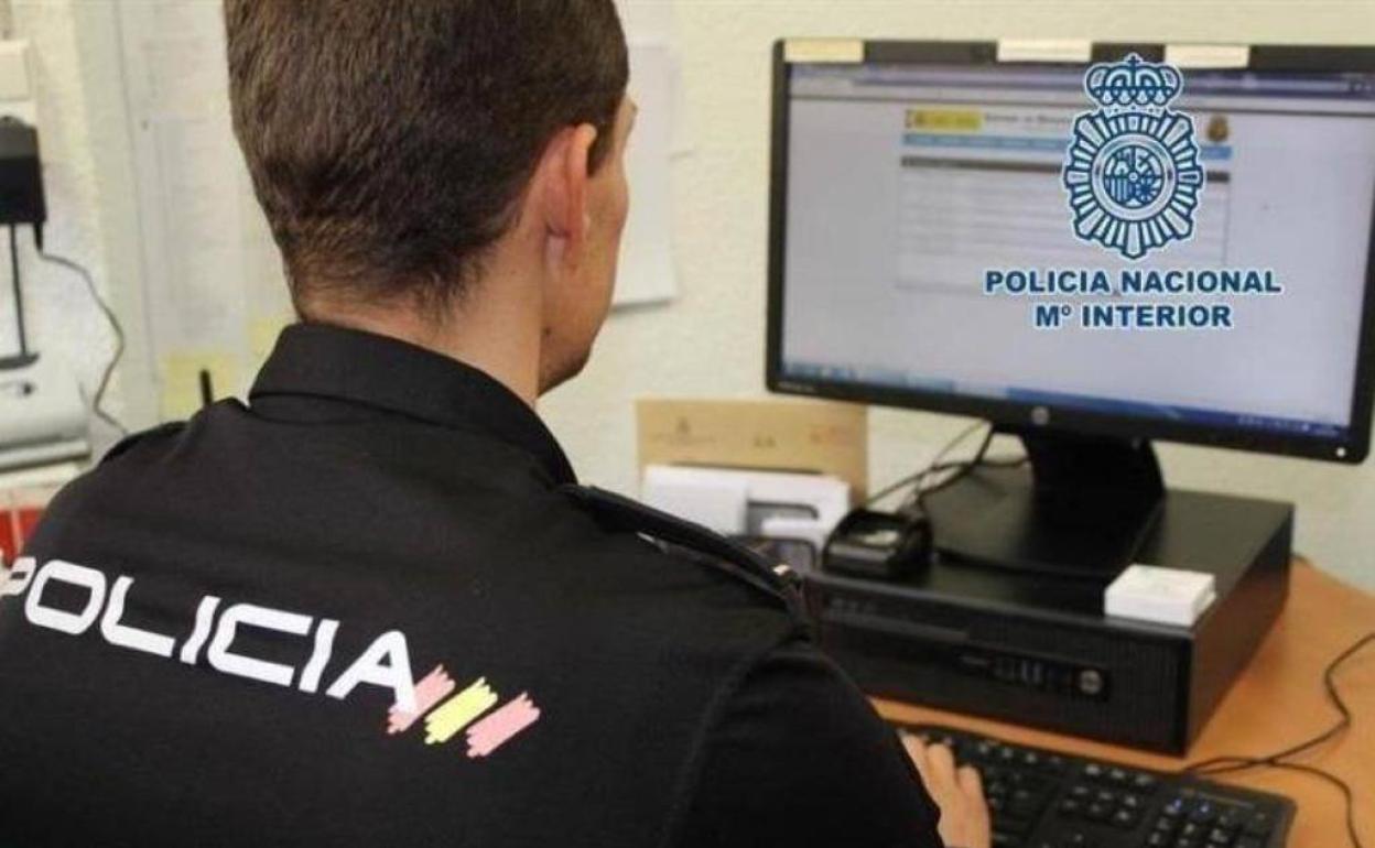 Un policía realiza trabajos informáticos