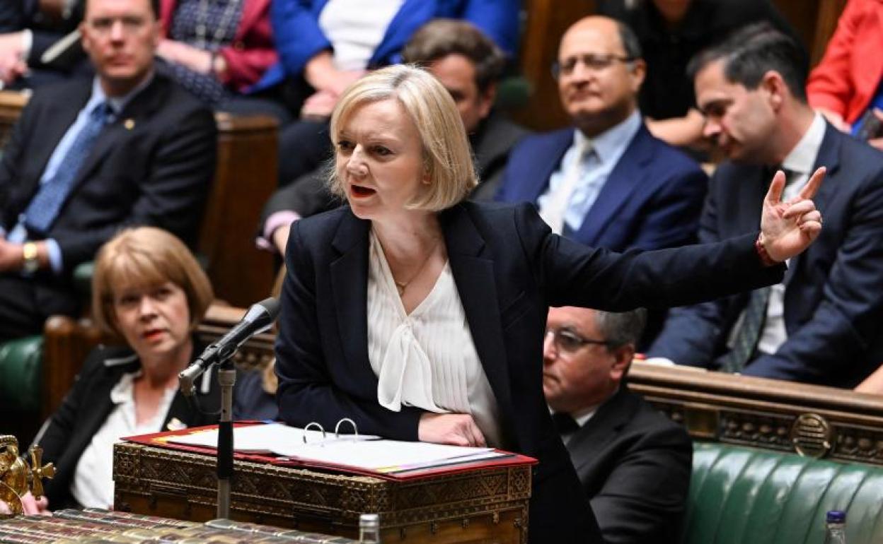 La jefa del Gobierno británico, Liz Truss, en la sesión de control en la Cámara de los Comunes.